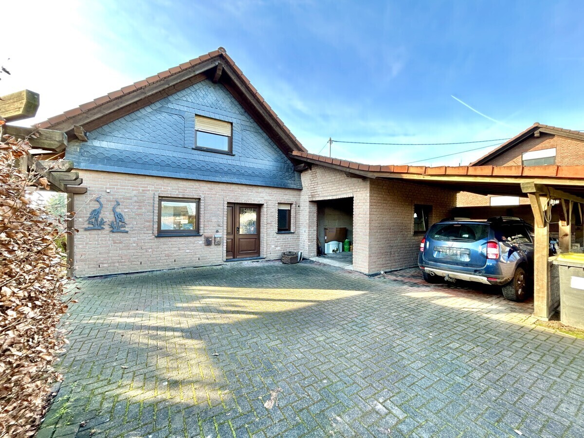 Frontansicht mit Garage und Carport