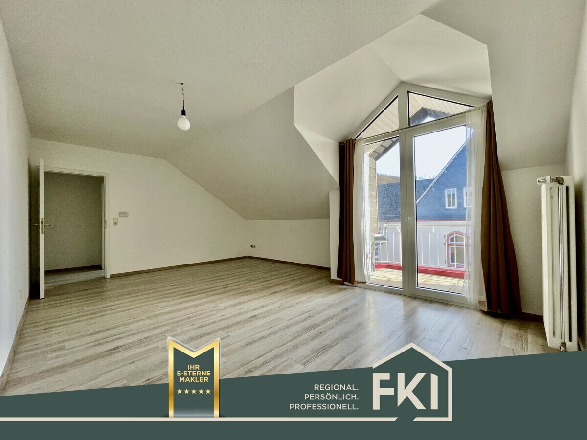 Wohnzimmer mit Balkon