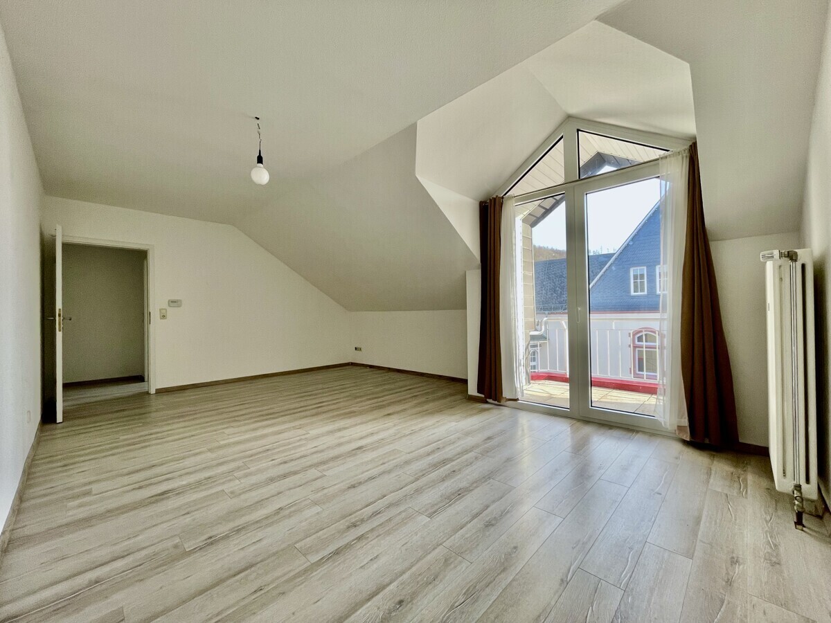 Wohnzimmer mit Balkon