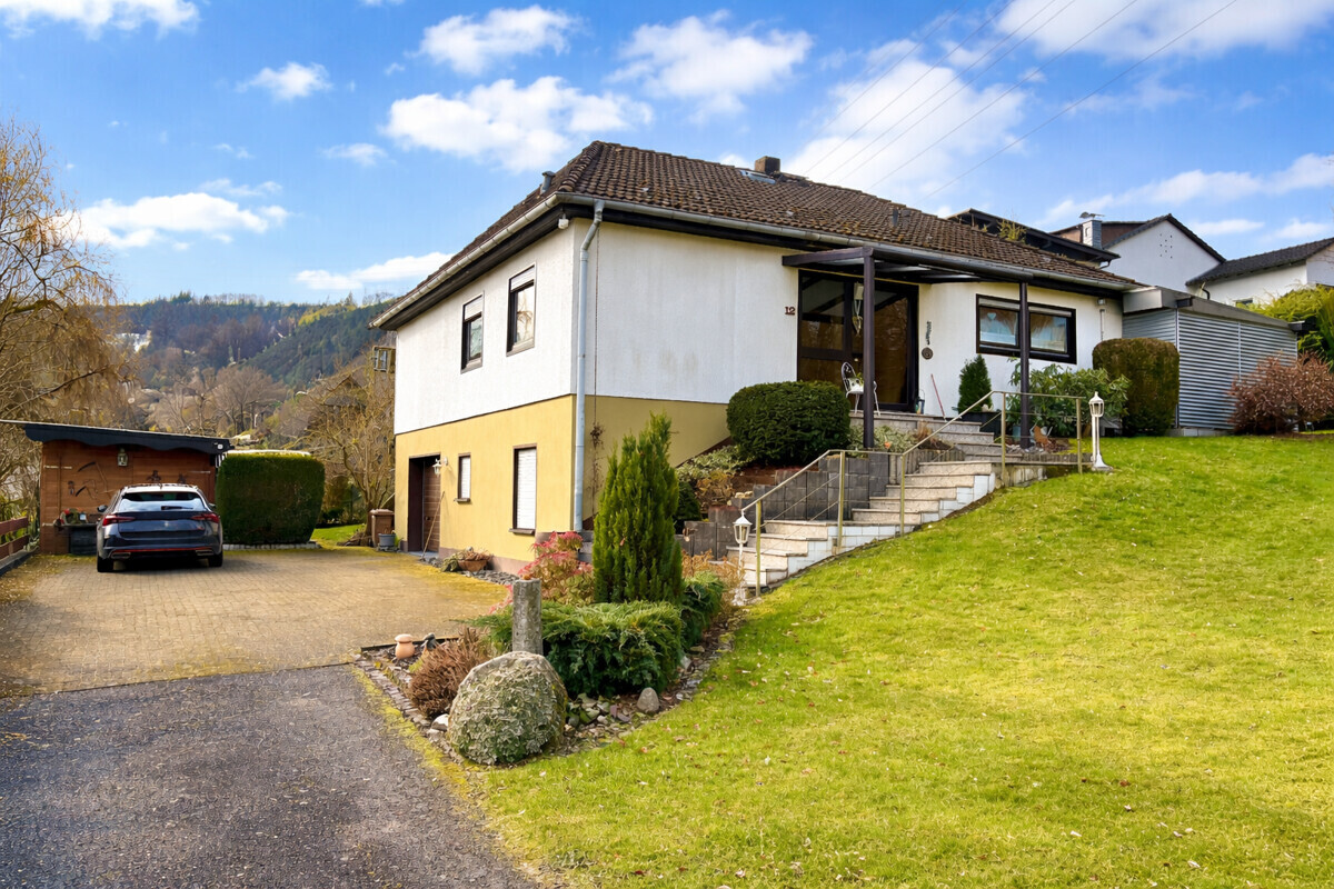 Frontansicht mit Einfahrt