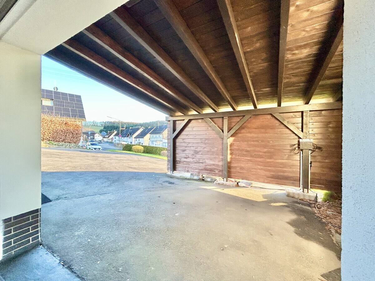 Carport angrenzend zur Garage