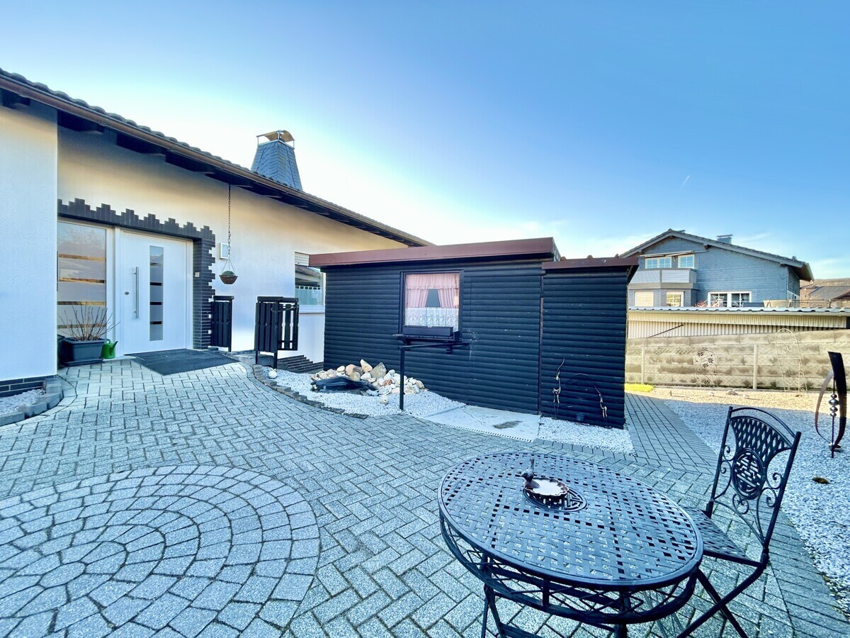 Eingangsbereich mit Geräteschuppen/Holzlager