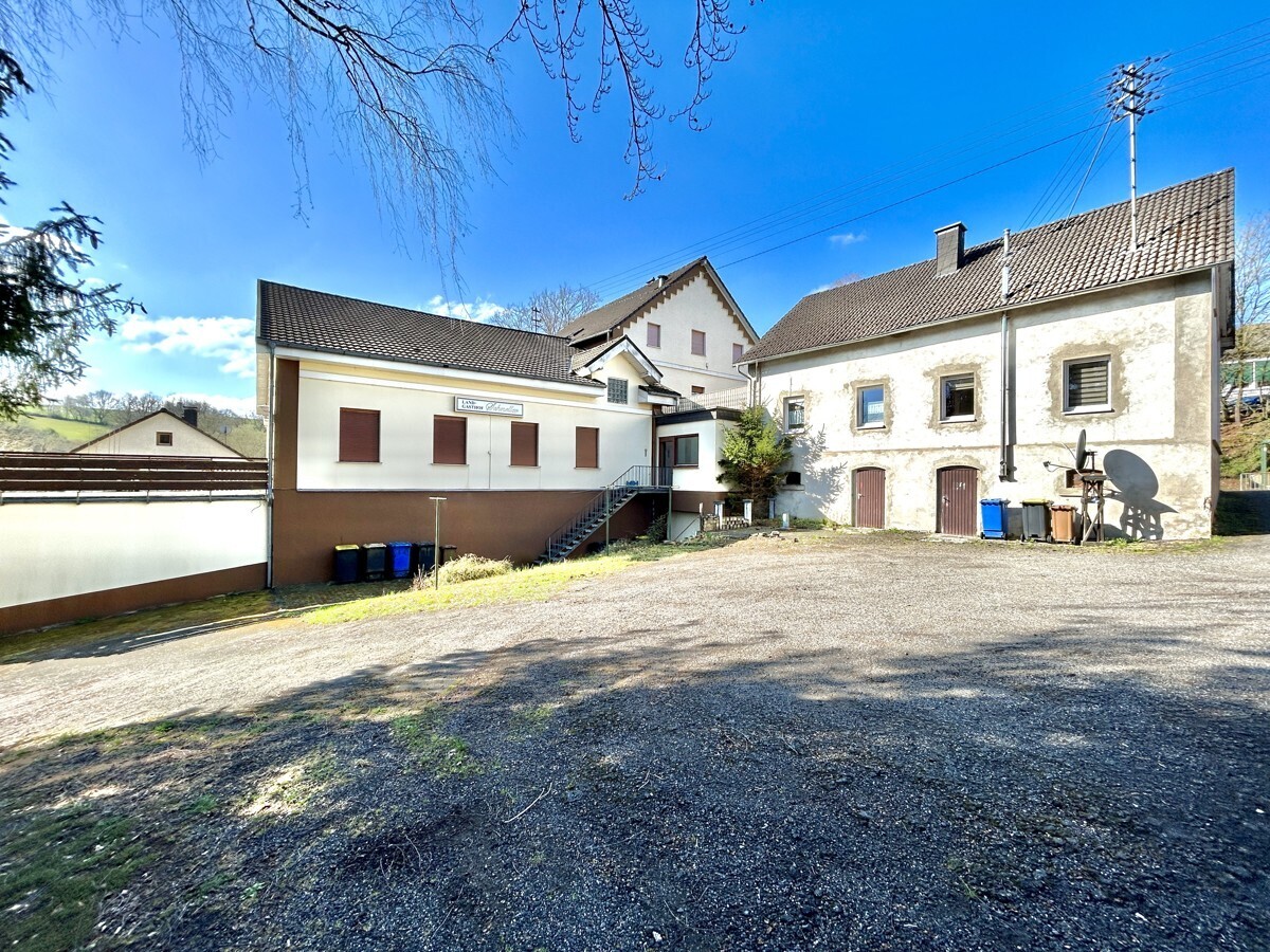 Rückansicht mit Parkplatz