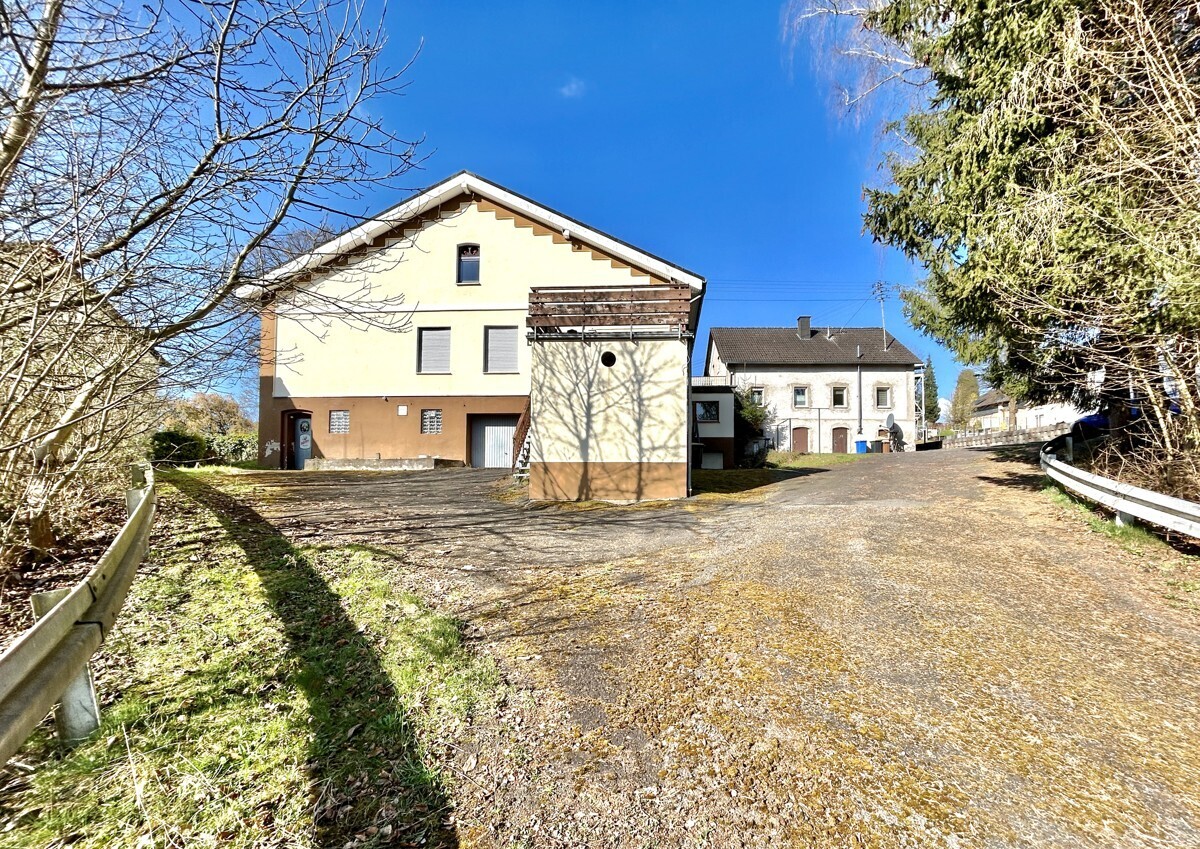 Rückansicht mit Einfahrt