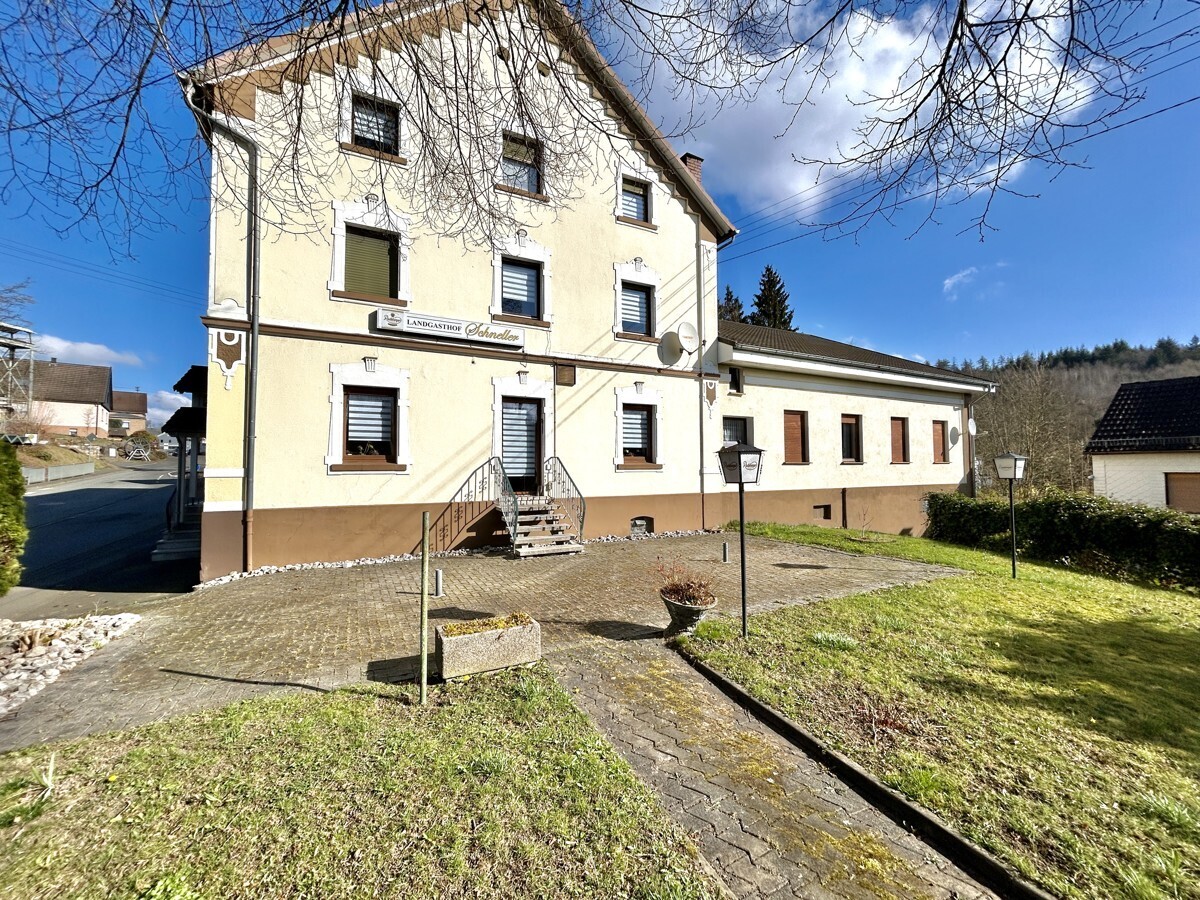 Seitenansicht mit Biergarten