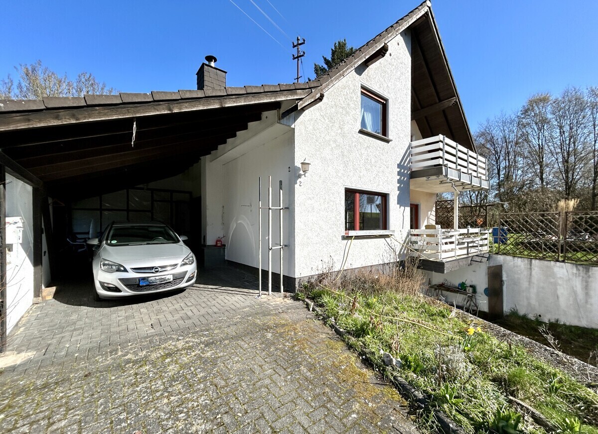 Straßenansicht mit Carport