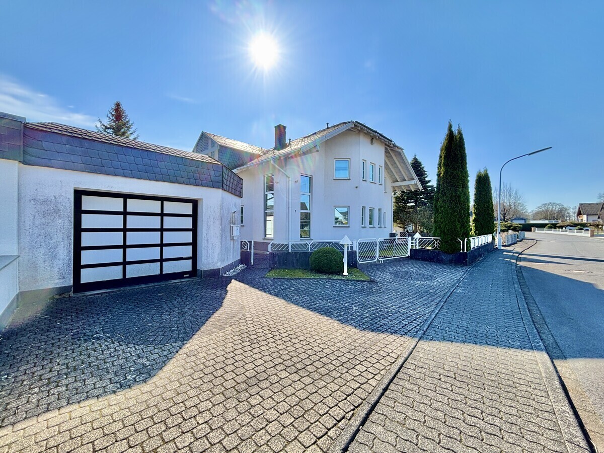 Frontansicht und Garage