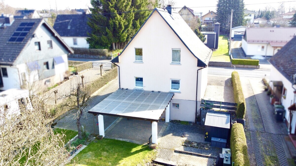 Rückansicht mit Terrasse