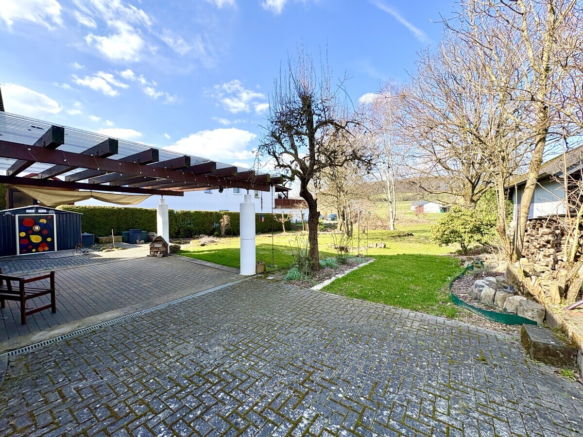 Terrasse mit Gartenausblick