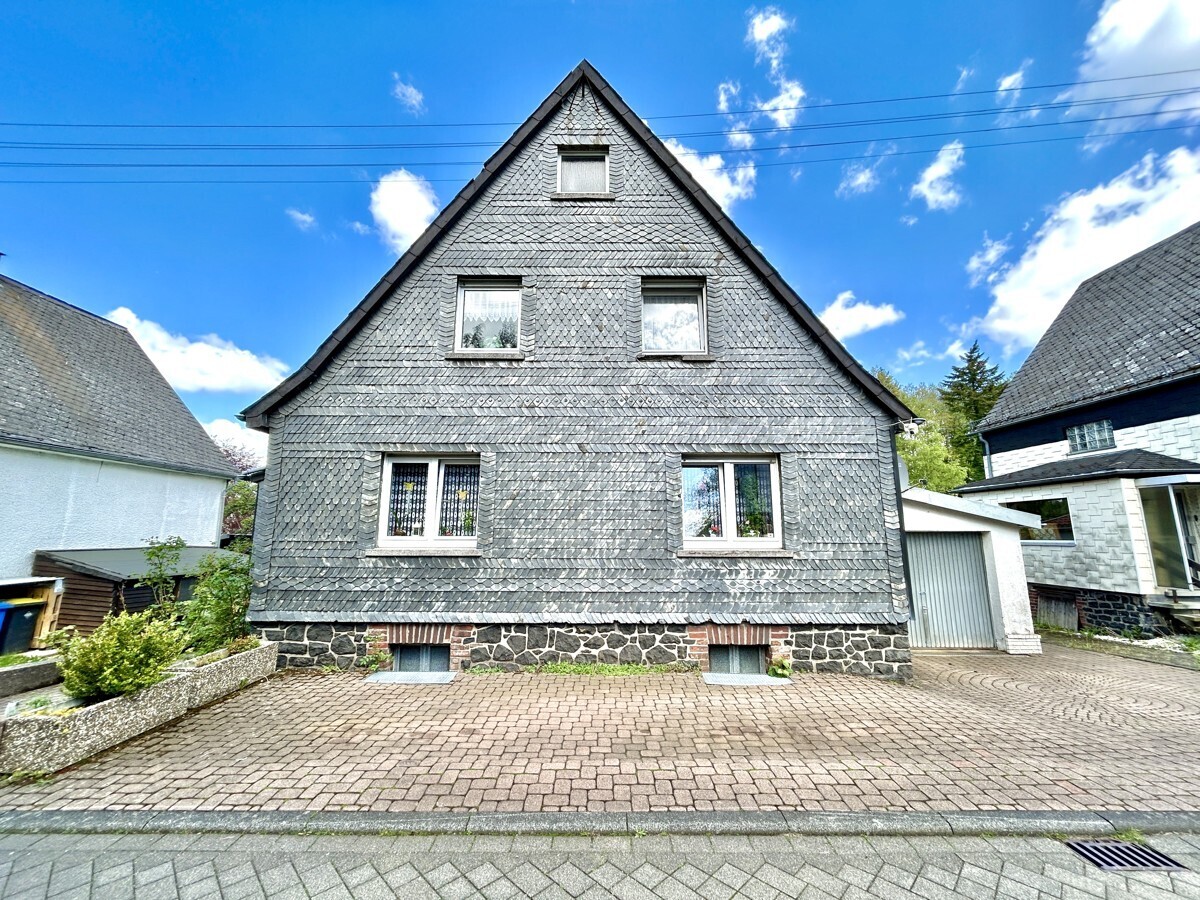 Straßenansicht mit Stellplatz