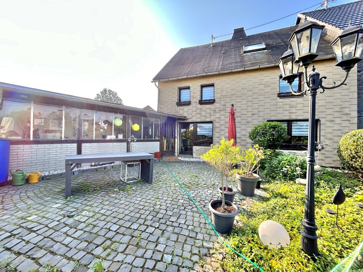Rückansicht mit Terrasse
