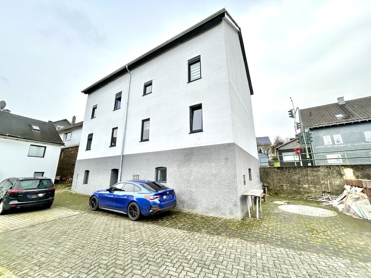 Rückansicht mit Stellplatz neben dem Haus