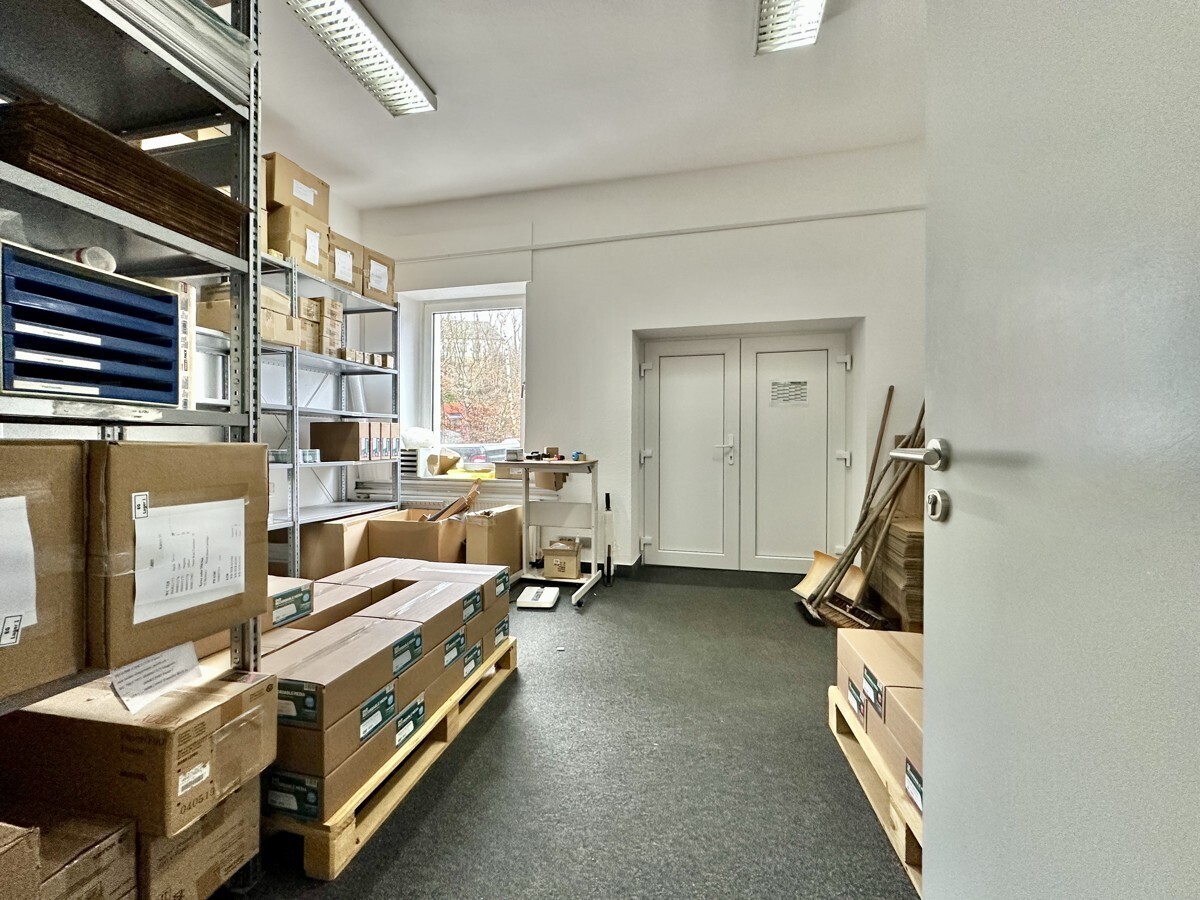 Büro / Lagerraum mit Tür EG