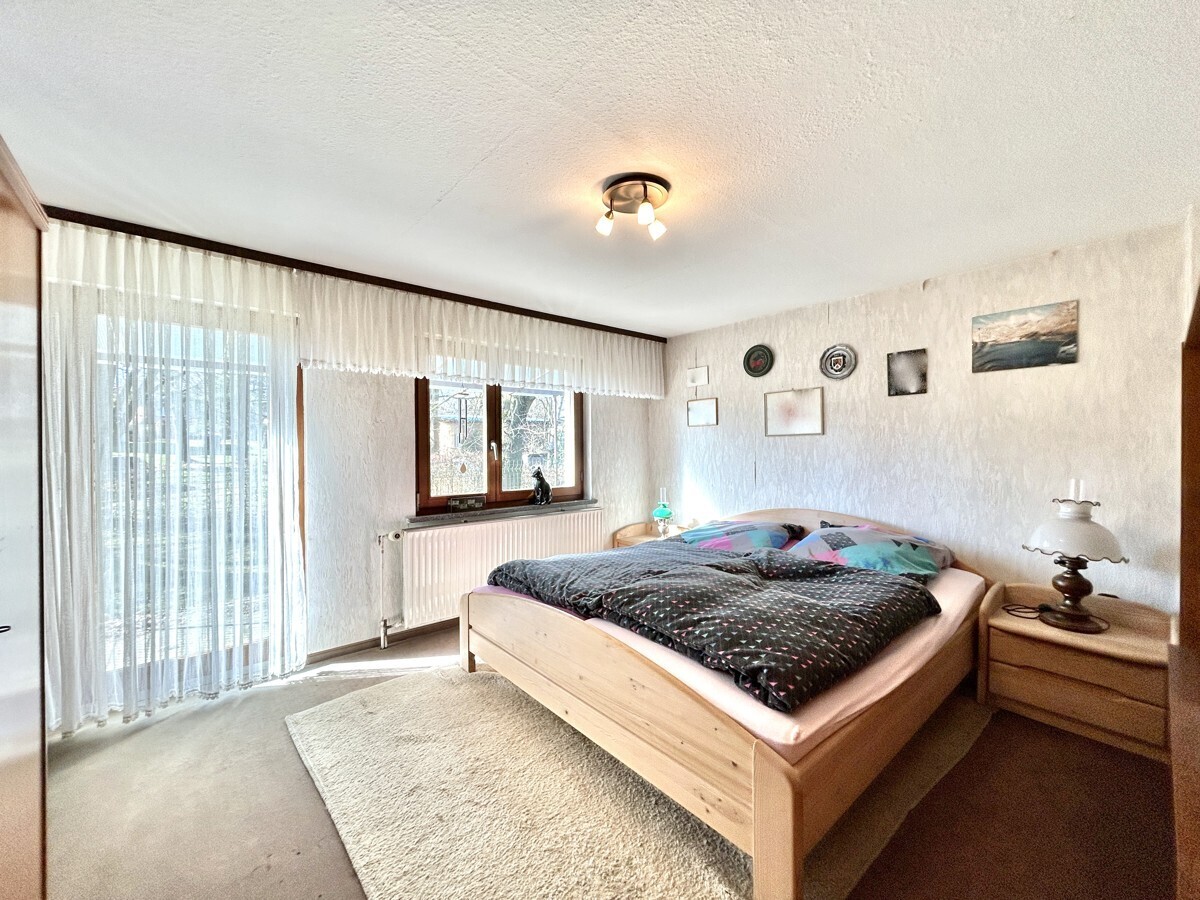 Gästezimmer mit Zugang zum Balkon OG