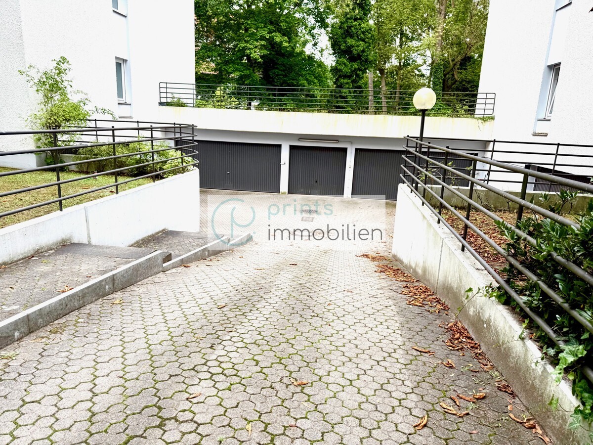 Einfahrt Garage