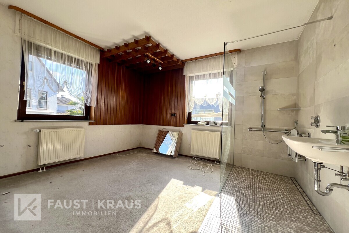 Schlafzimmer mit Dusche und Waschbecken EG