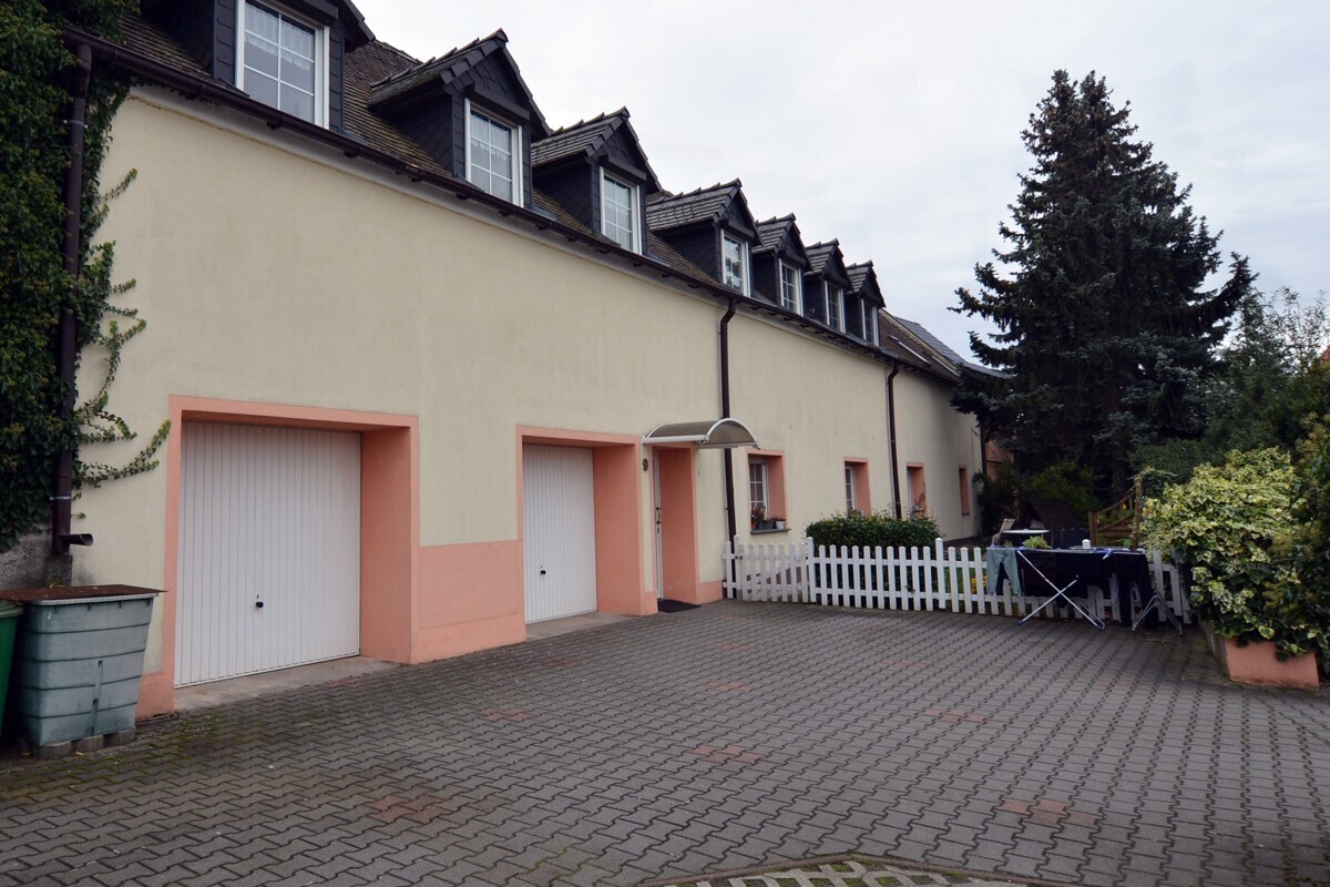Straßenansicht MFH mit Garagen