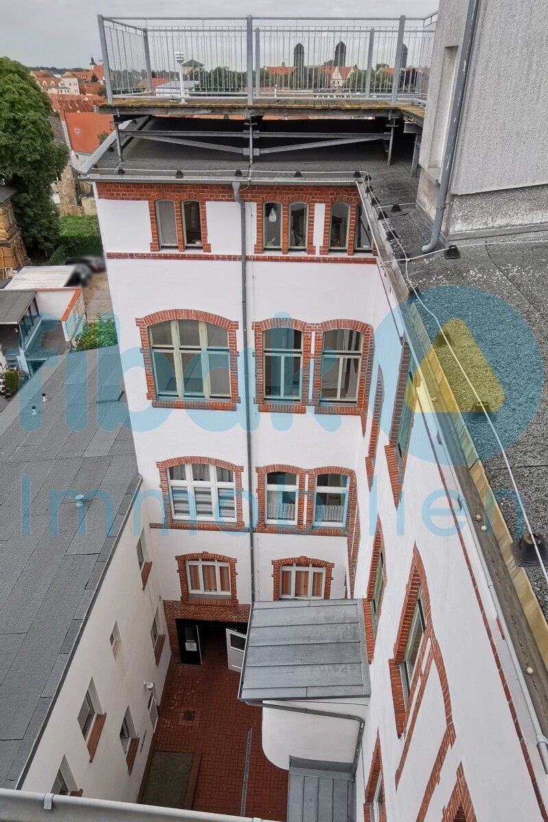Hof und Terrasse