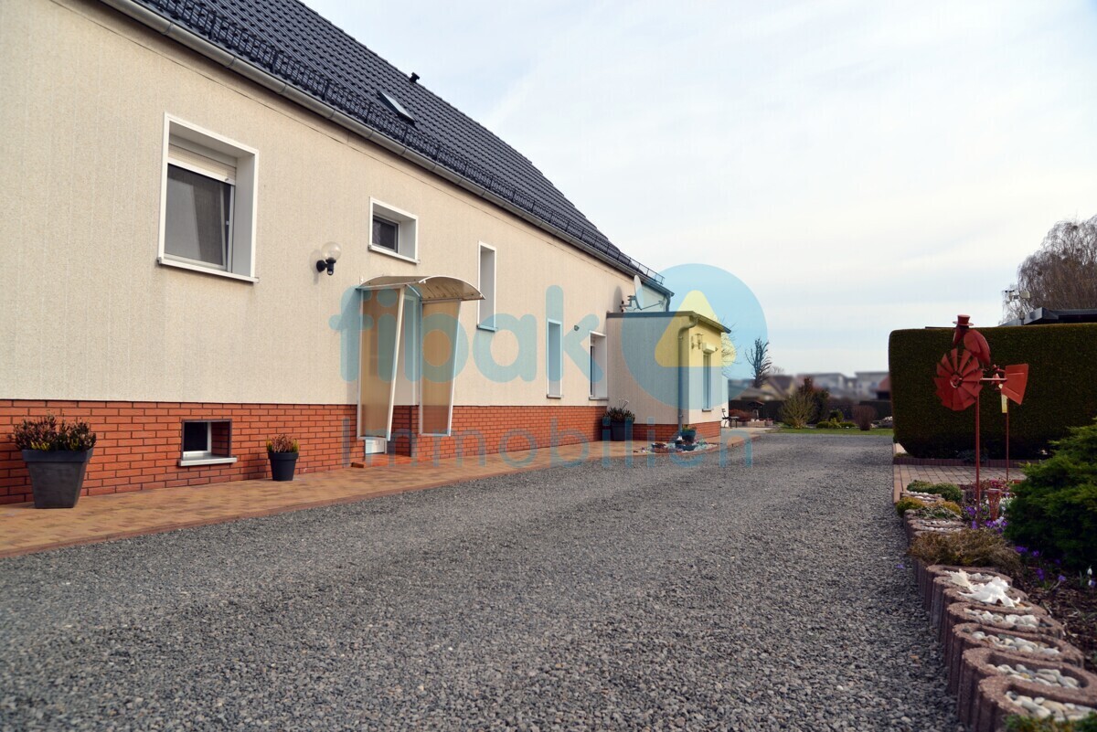 Haus und Zufahrt