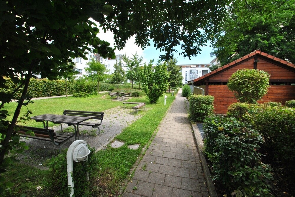 Gartenanlage mit Müll- u. Fahrradhäuschen