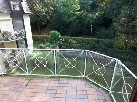Balkon in Südlage- umgeben von altem Baumbestand