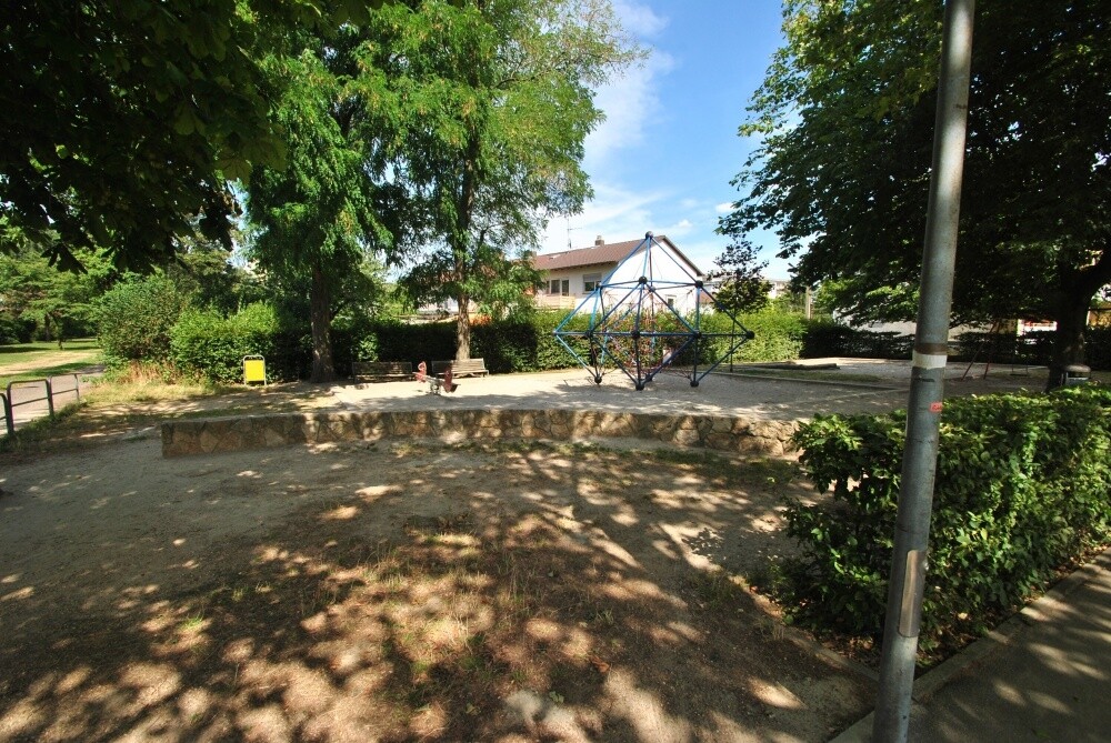 Die Lage machts! Moderner Spielplatz im Park