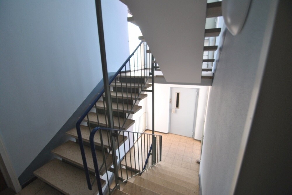 Treppenhaus mit Aufzug