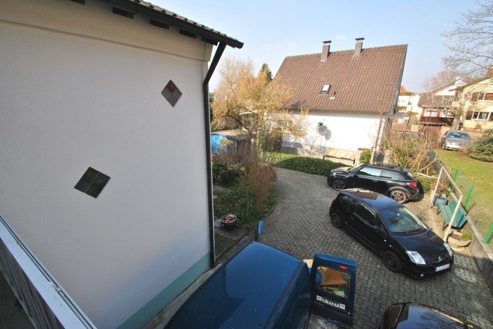 Viel Platz und zweite Terrasse vor dem Hause