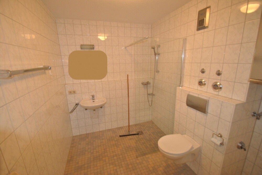Badezimmer mit bodengleicher Dusche