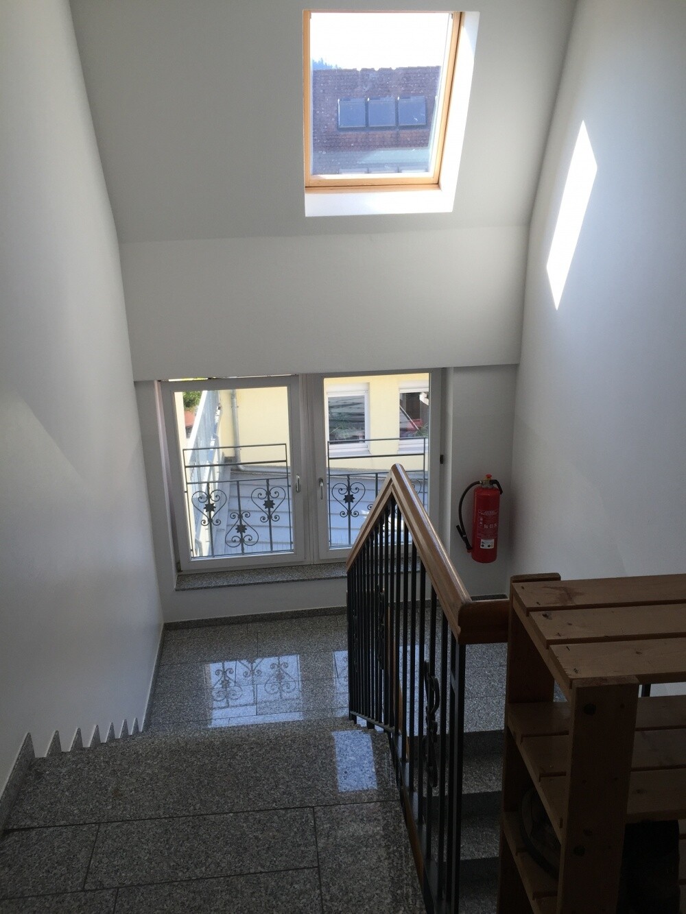 Helles Treppenhaus mit Steinboden