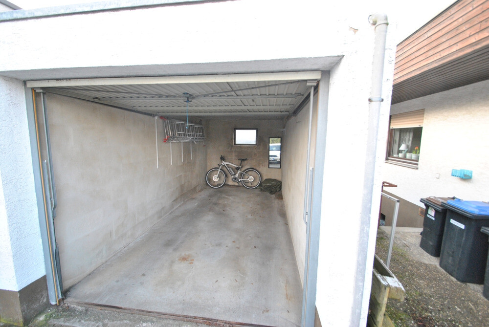 Einzelgarage mit Stellplatz davor