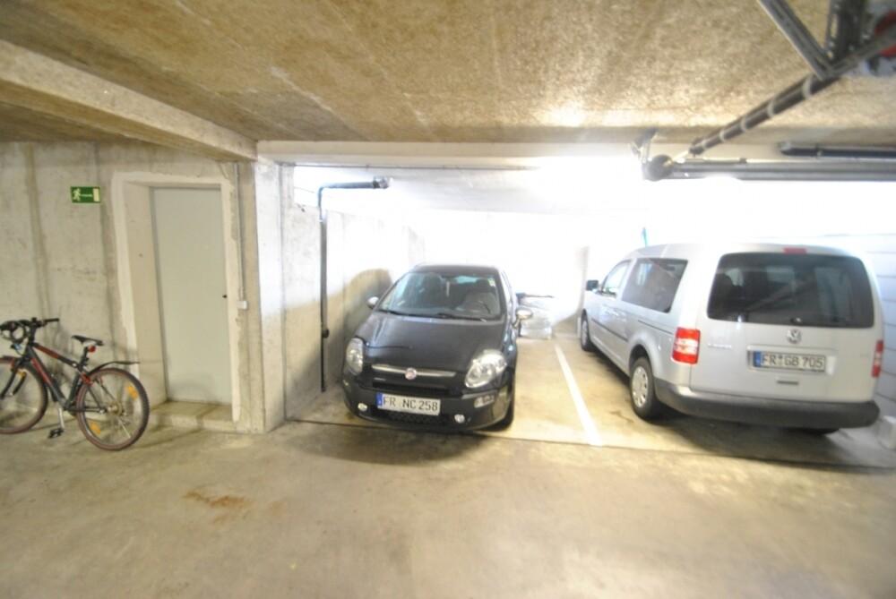ein TG Parkplatz in kleiner Garage