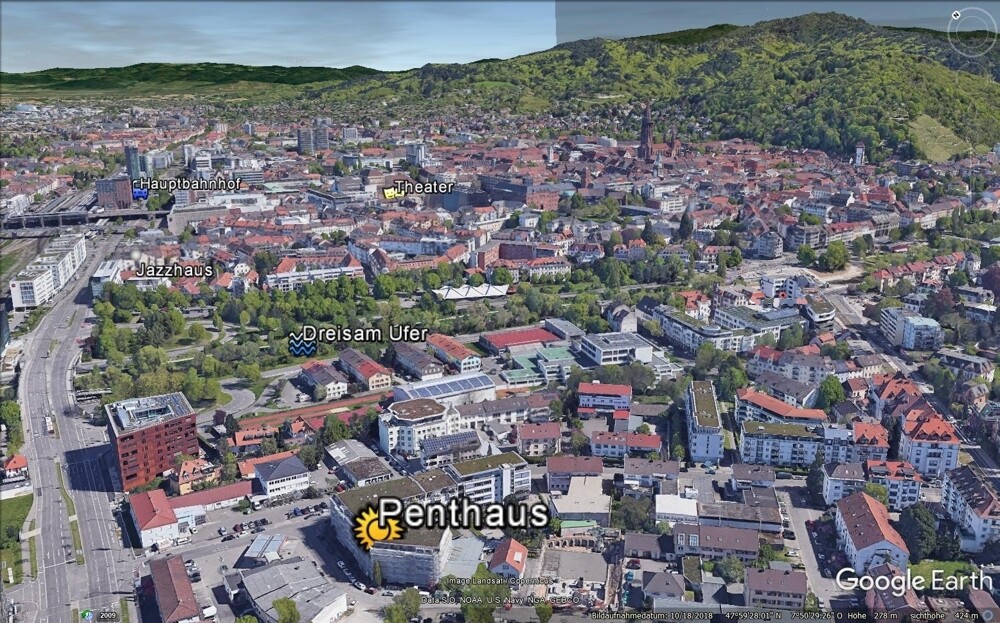 City-Lage, tags lebendig, abends ruhiges Stadtidyll