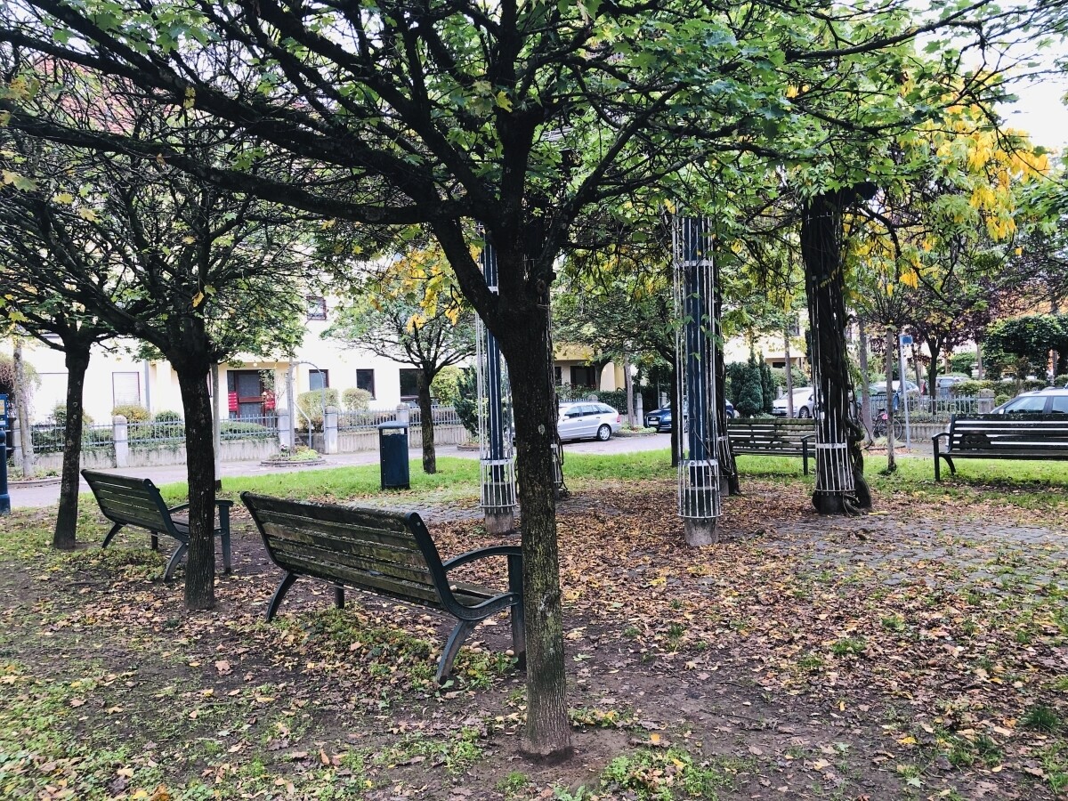 "Plein air" Bänke vor dem Hause