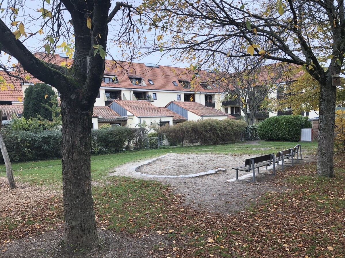 Kleiner Park mit Spielplatz hinter dem Hause
