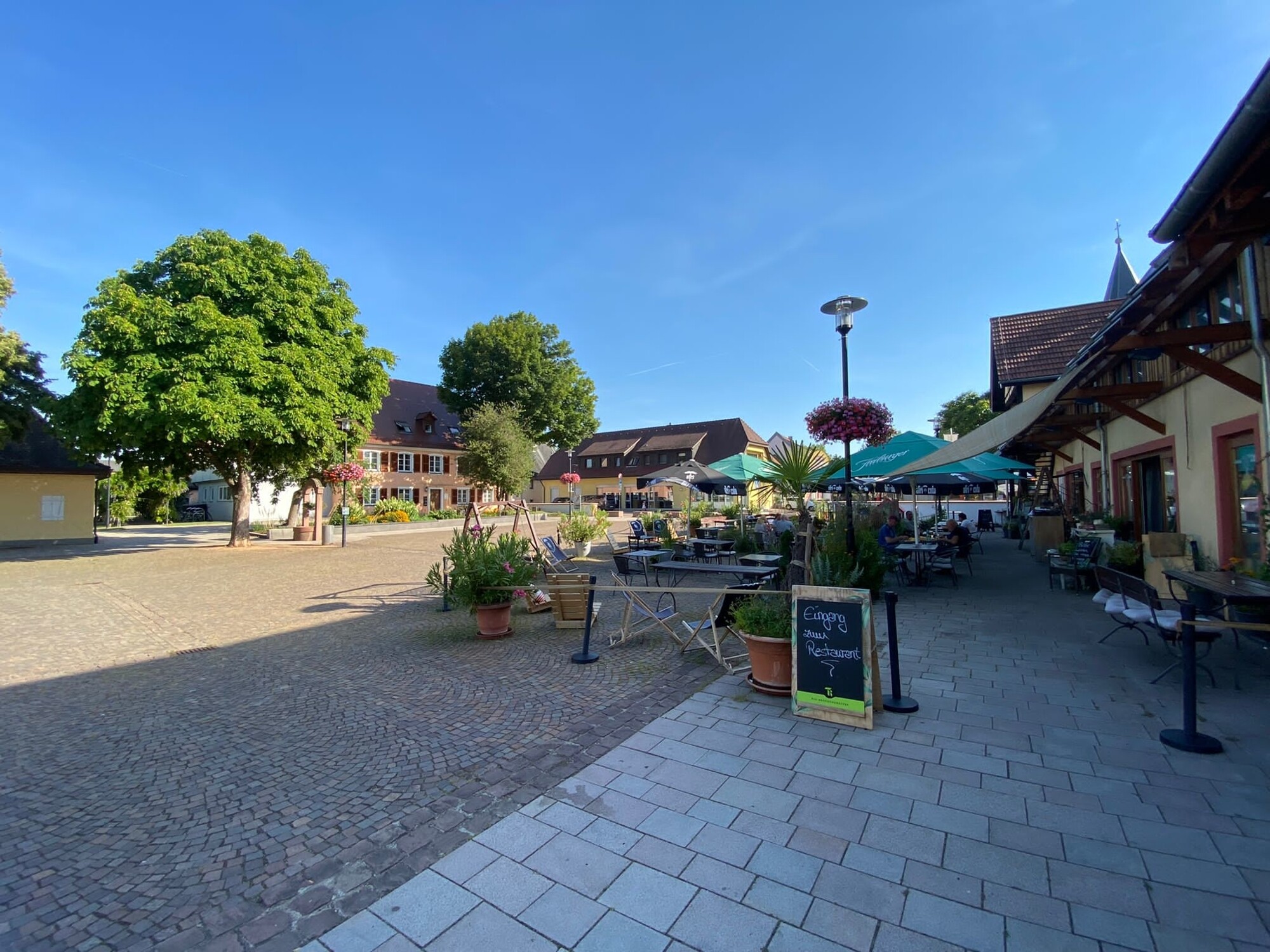 Direkt angrenzend der herrliche Gutshof