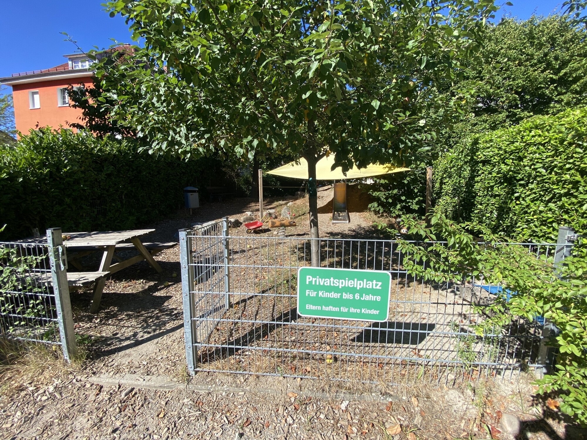 Kinderspielplatz am Haus