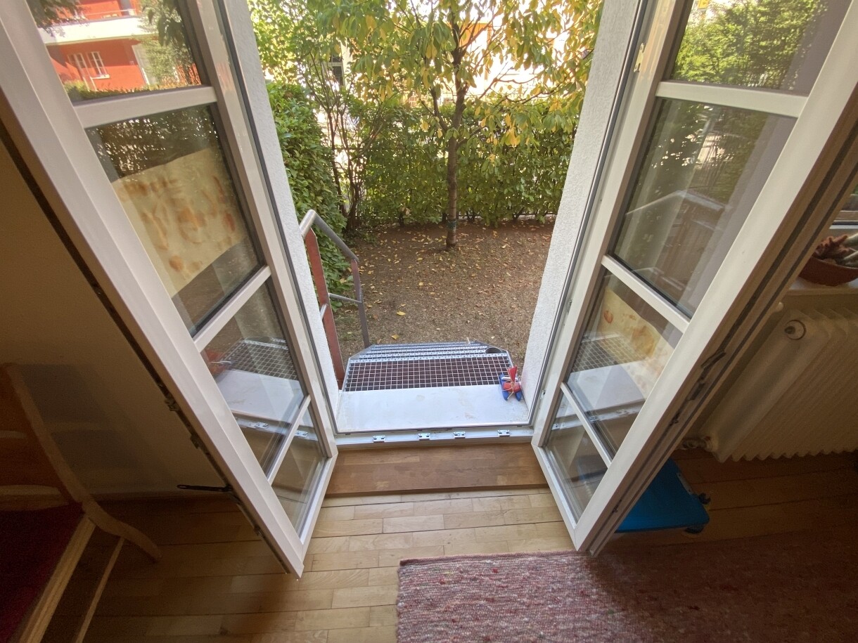 Wohnzimmer mit Austritt in den zweiten Privatgarten
