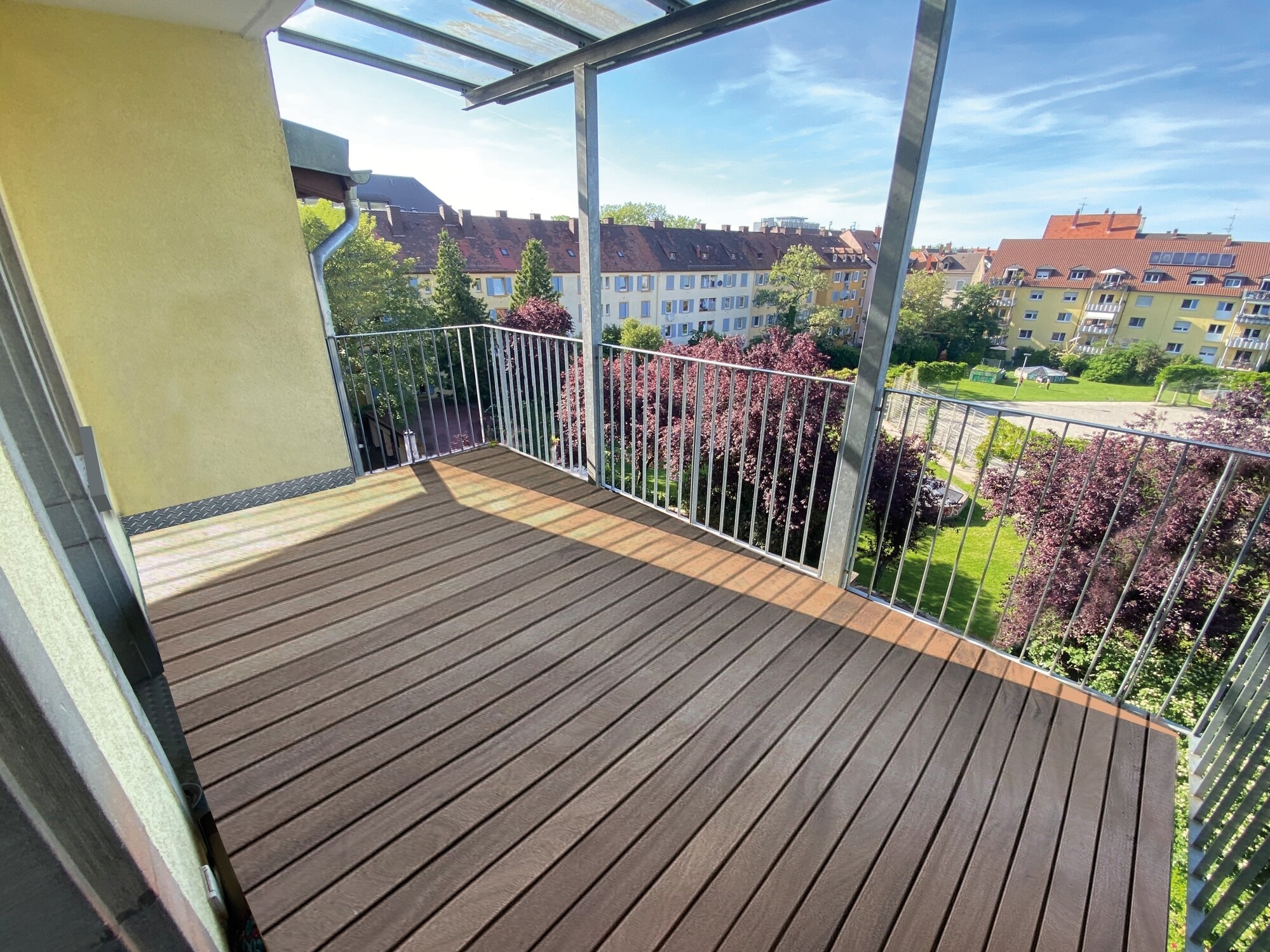 Bei Hausmodernisierung angestellte Balkone