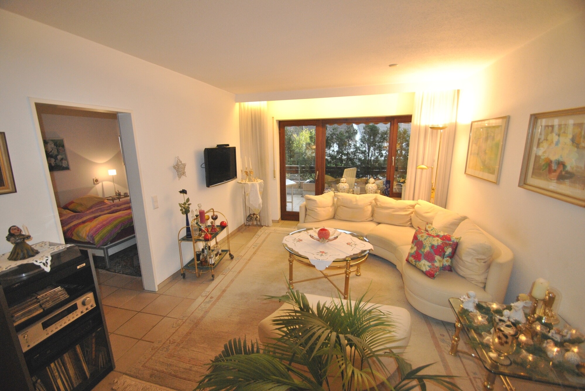 Wohnzimmer mit Austritt zum Balkon