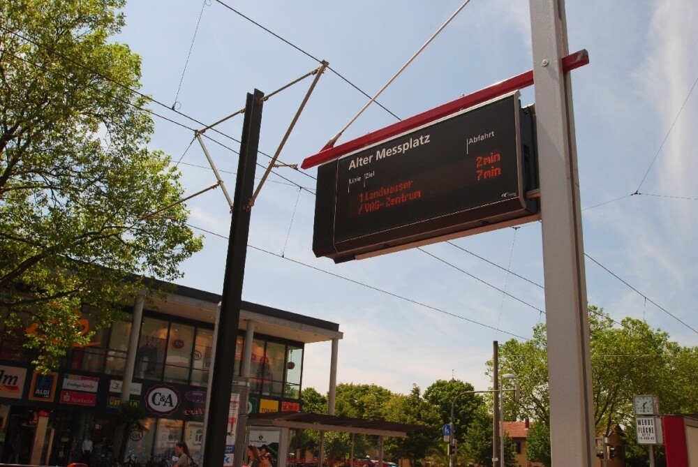 Straba 200m, schnell in die Innenstadt/Uni/PH