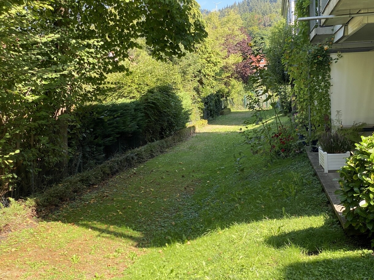 Hinter der Wohnanlage