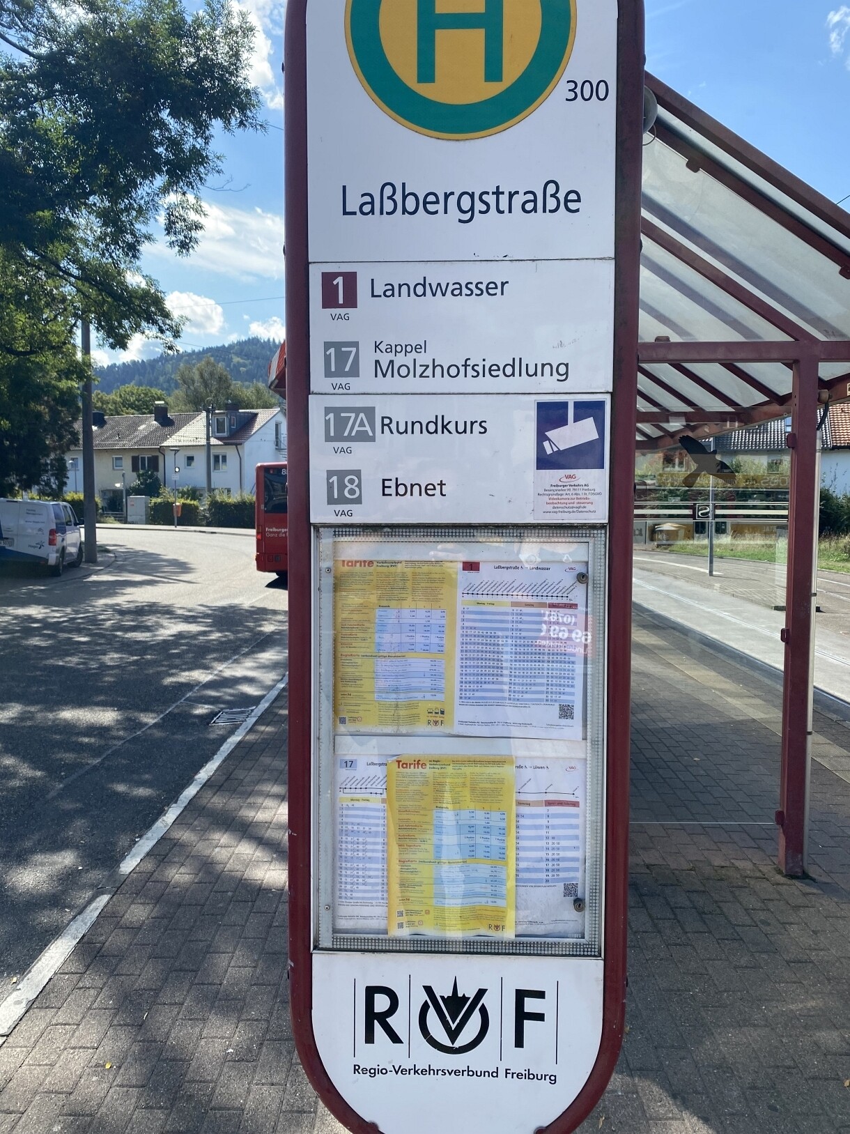 Straßenbahn und Bushaltestelle vor der Türe