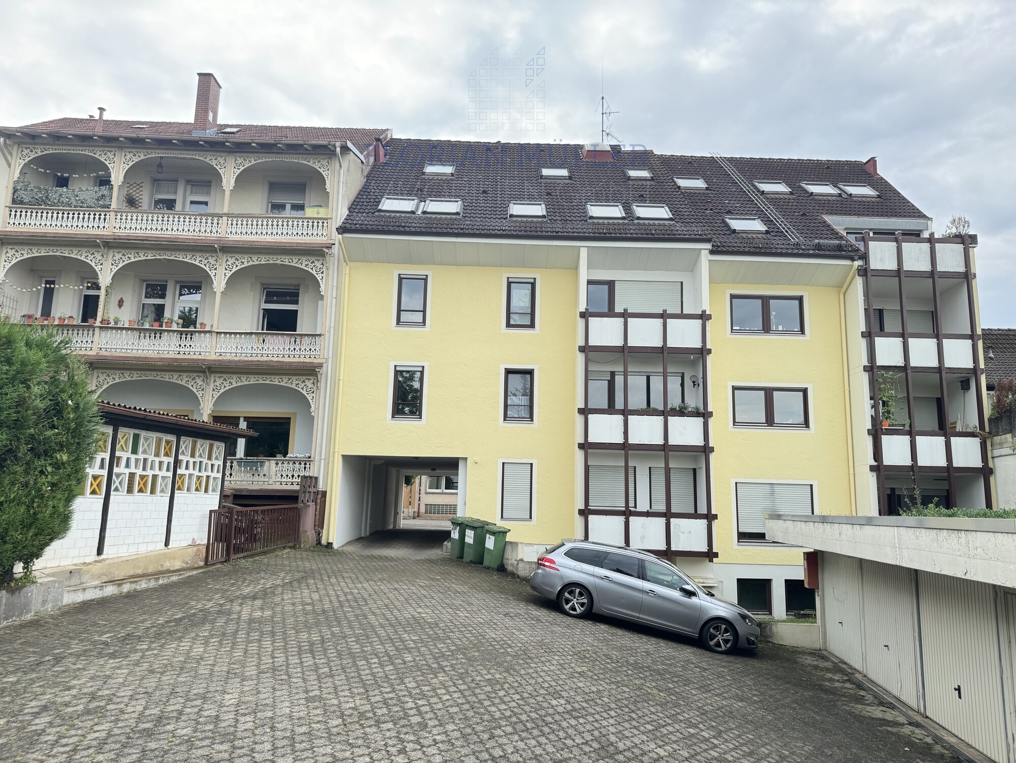Hof mit Garage