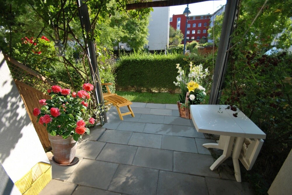 Garten mit Terrasse Süd/West Ansicht