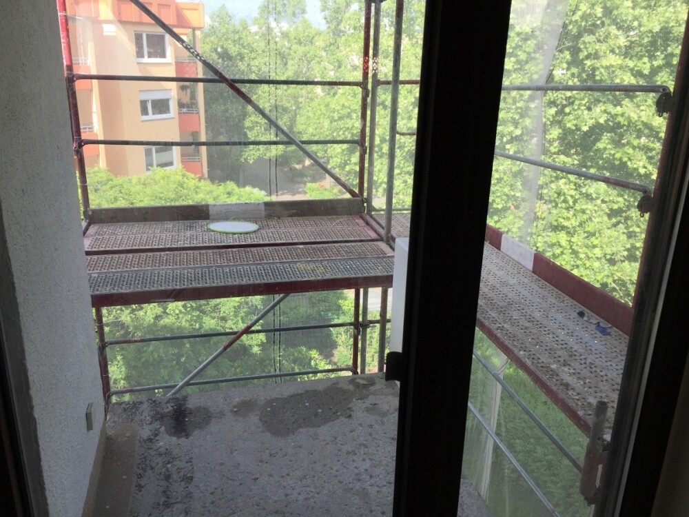 Balkon noch mit Baugerüst