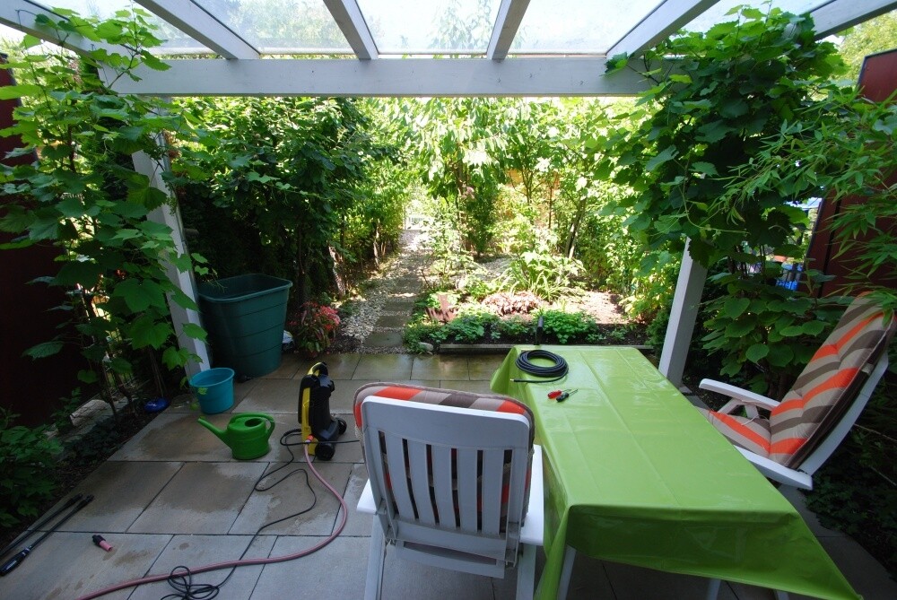 Blick in den herrlichen Ostgarten mit Gartenhäuschen. Terrasse mit Sicherheitsglas überdacht.