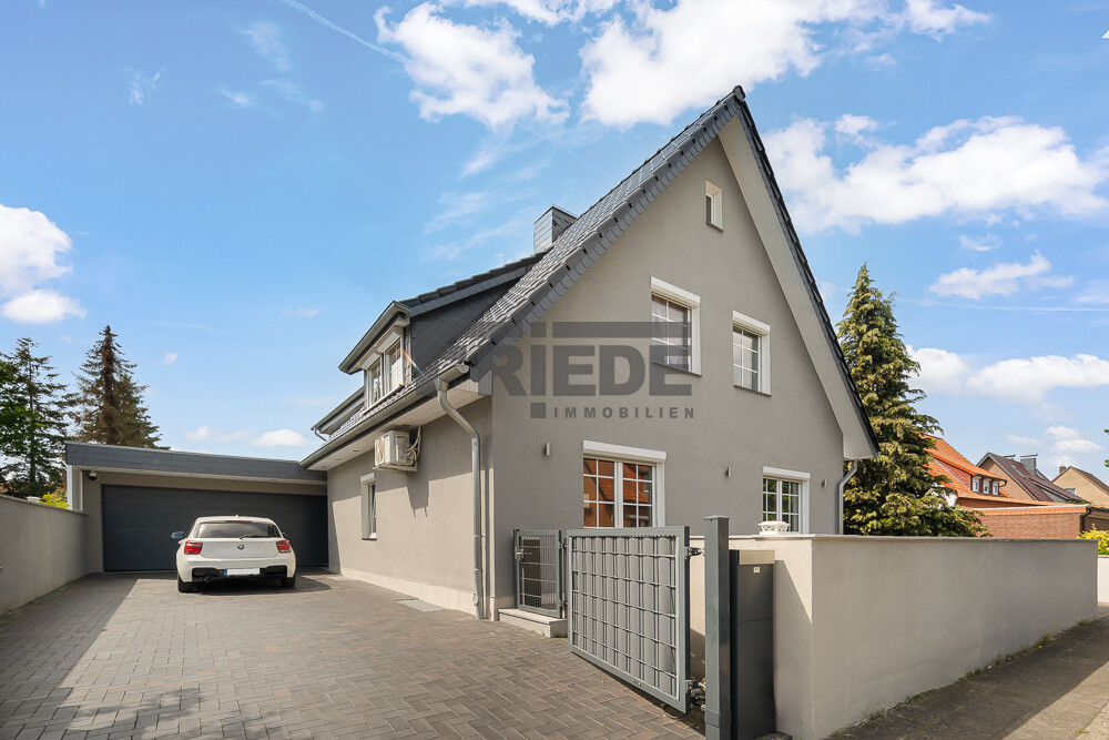 Hausansicht mit Doppelgarage