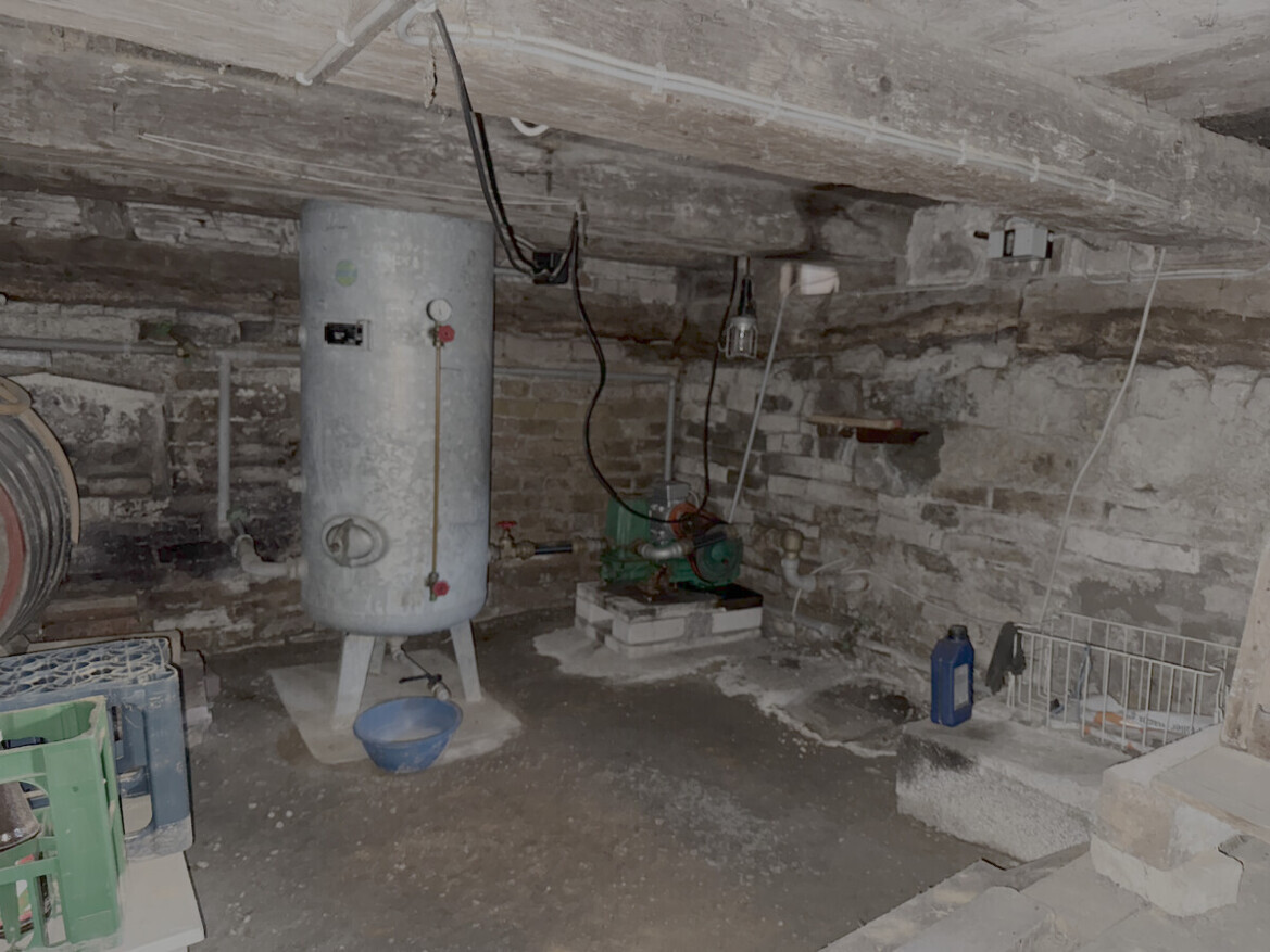 Wasserpumpe Fachwerk Keller