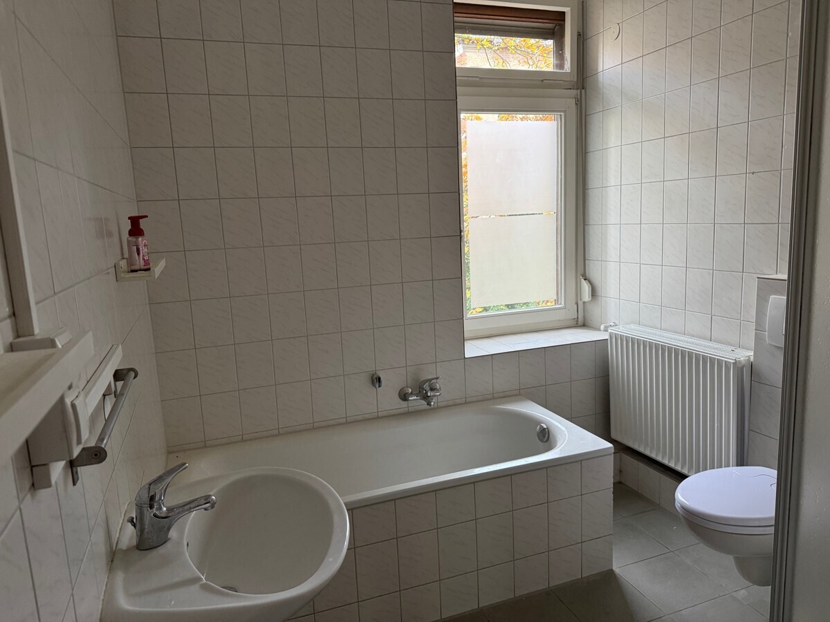 Tageslichtbad mit Wanne u. Dusche